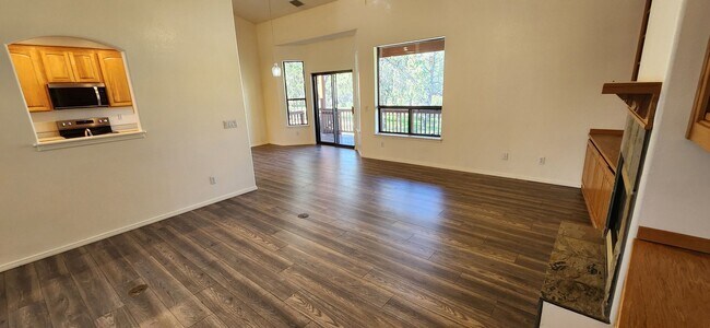 Foto del edificio - Modern Home with Huge Yard