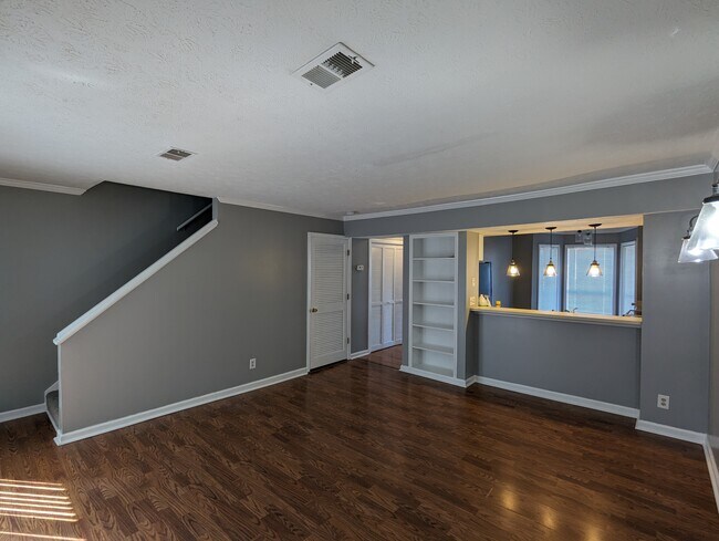 Building Photo - 463 Claircrest Dr