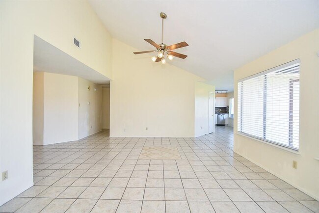 Foto del edificio - 10110 Shadow Pine Dr