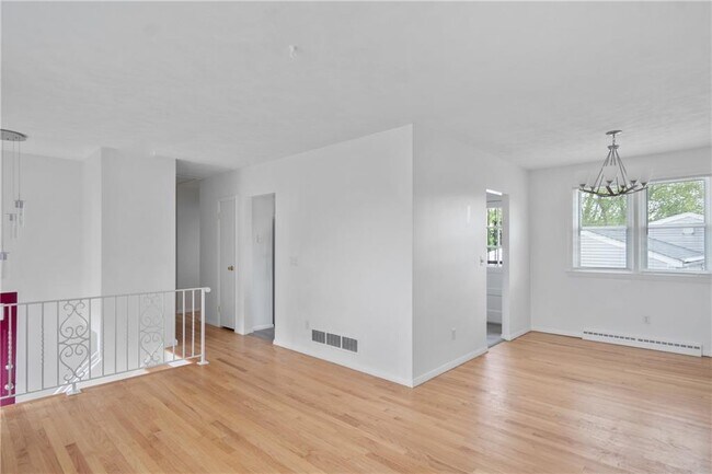 Foto del edificio - 4 Weetamoe Rd