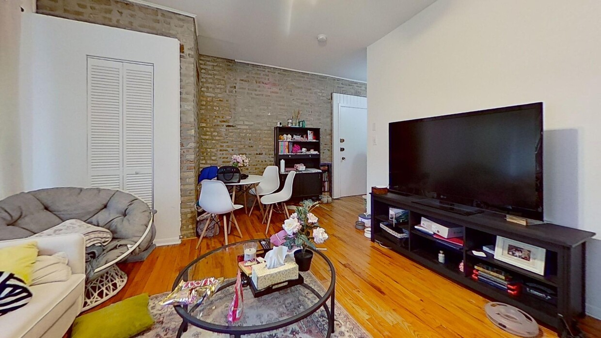 Primary Photo - Raised First Floor East Lakeview One Bedroom