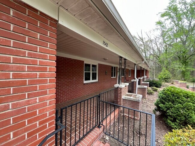 Building Photo - 1542 Monument Ave