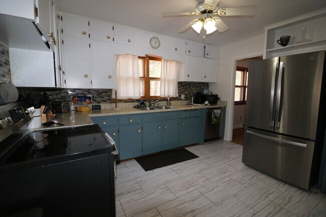 Building Photo - Amazing 4 bedroom 2 bathroom home located ...