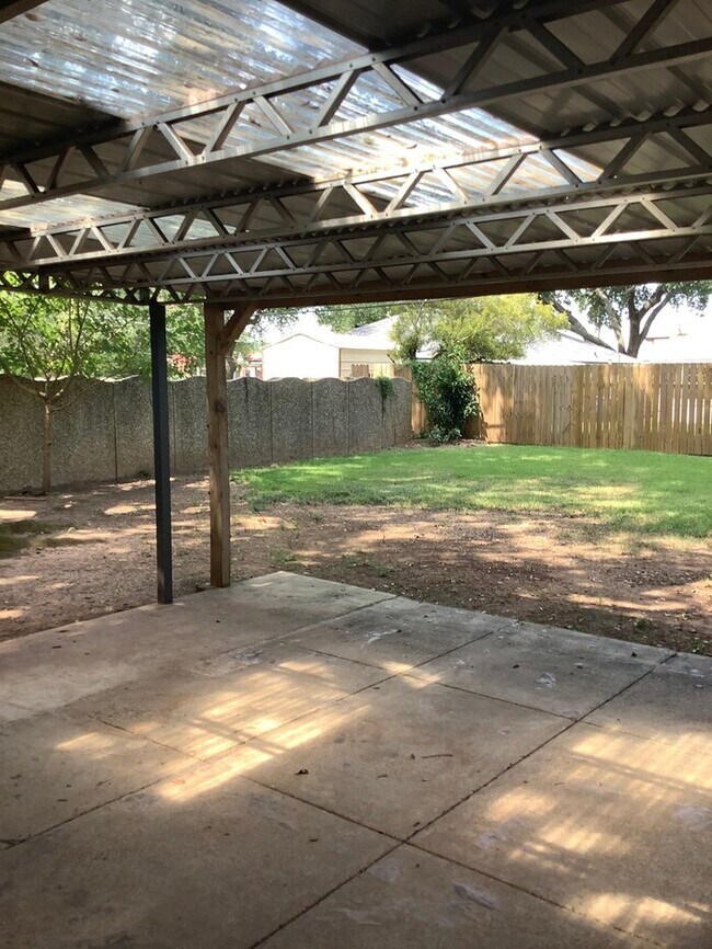 Building Photo - *NEW PRICE*BROADMOOR SOUTH*NICE LARGE HOME*