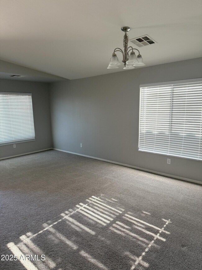 Foto del edificio - 45360 W Woody Rd