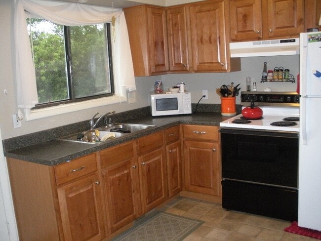 Building Photo - 1205 Castlerock Dr