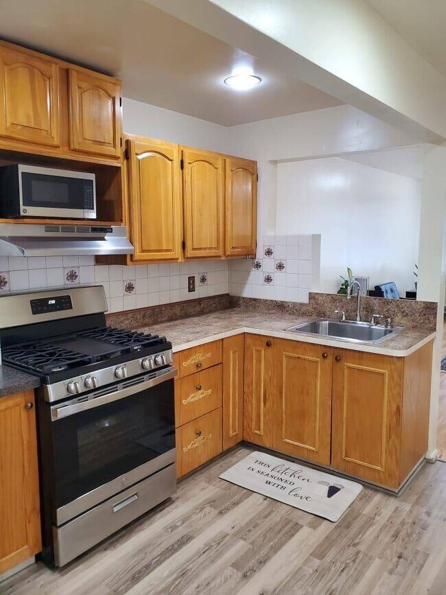 Foto del edificio - 949 Eldert Ln
