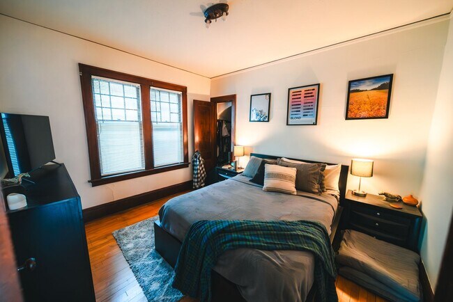 Foto del edificio - 3043-3045 N Bartlett Ave