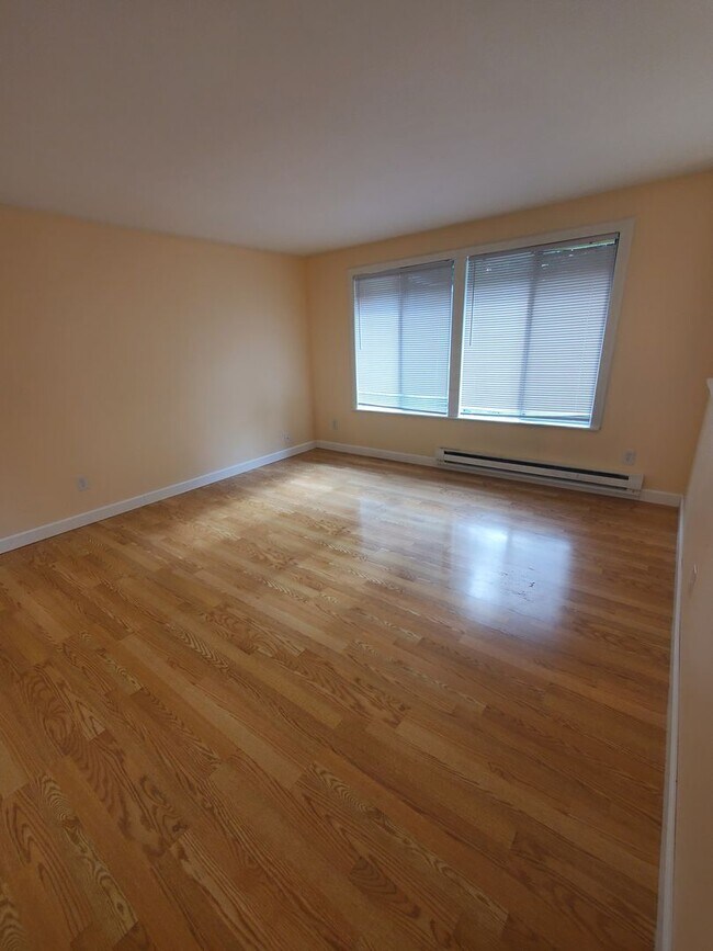 Building Photo - Beautifully Updated Home in Sought-After S...