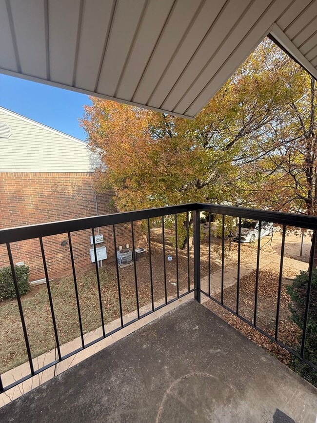 Building Photo - Must see 1 Bedroom condo close to campus!