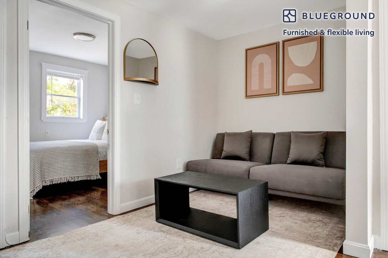 Foto principal - 241 E St