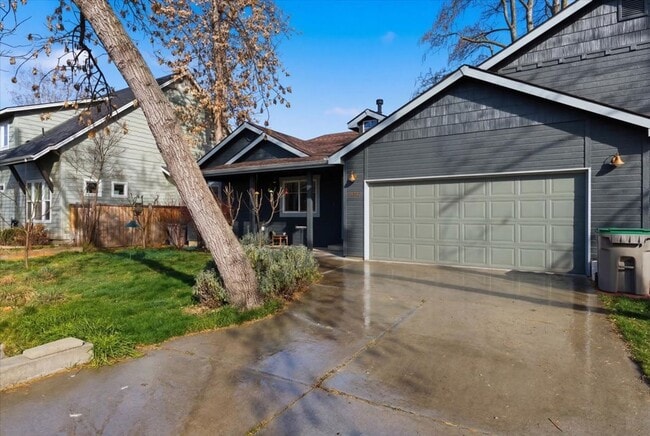 Building Photo - 3 Bedroom, 2 Bath, with 2 Car Garage Located on the Central Bench Rim