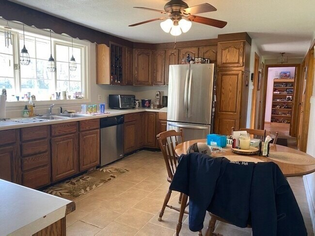 Foto del edificio - 159 Belchertown Rd