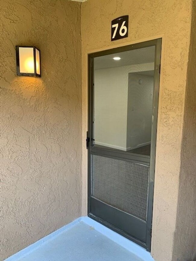 Foto del edificio - REALLY NICE UPSTRS 1BD 1BA CONDO FOR LEASE! MUST SEE!