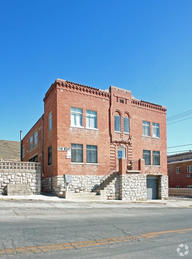 Primary Photo - 107 E River Ave