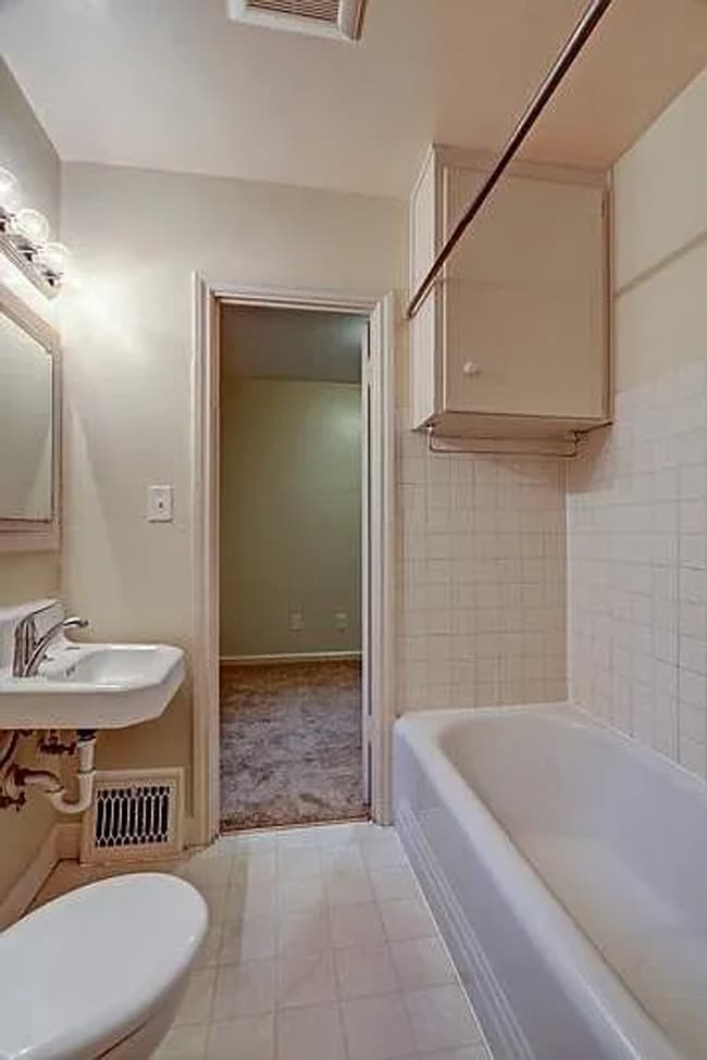 Building Photo - Great Northgate/Maple Leaf location - cute...
