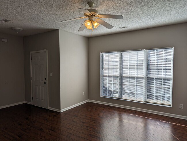 Building Photo - 5020 Oakley Commons Blvd: 3BD, 2.5BA Townh...
