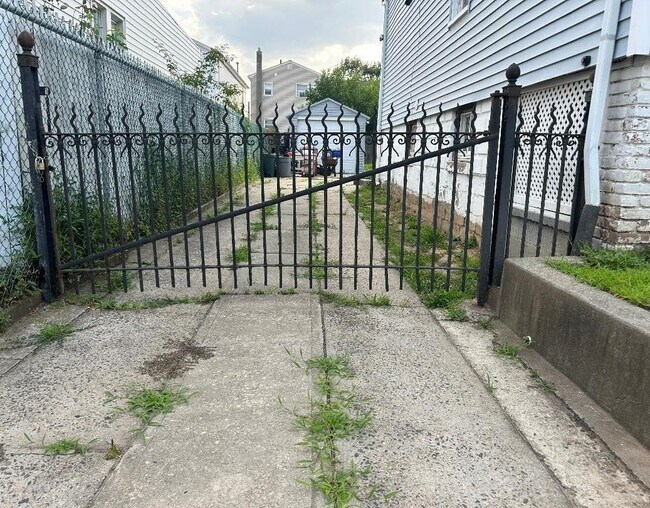 Foto del edificio - 165 Gates Ave