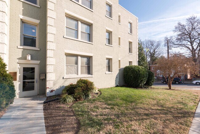 Building Photo - 4405 1st Pl NE