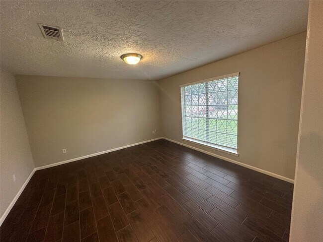 Building Photo - 9939 Valley Park Dr