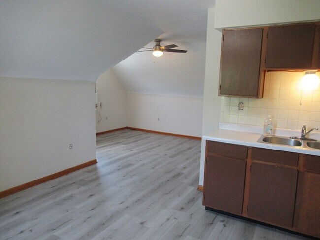 Building Photo - 1 Bedroom 1 Bath 3rd Floor unit