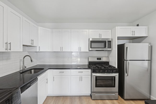 Building Photo - Stratford at Southern Towers