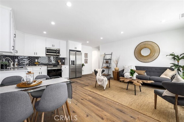 Foto del edificio - 5751 Tobias Ave