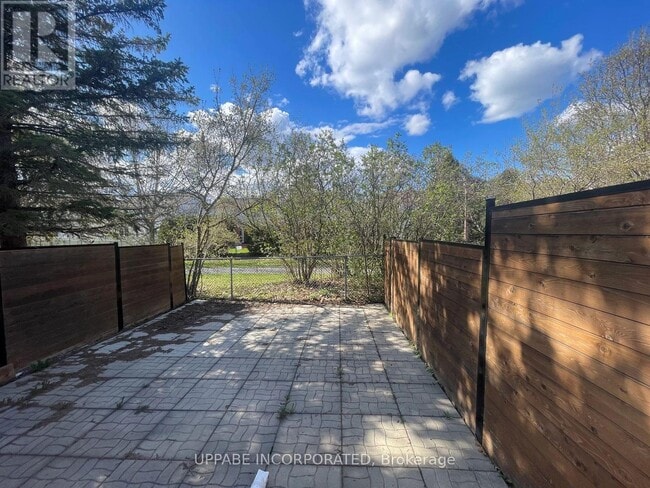 Photo du bâtiment - 202 Forestglade Crescent