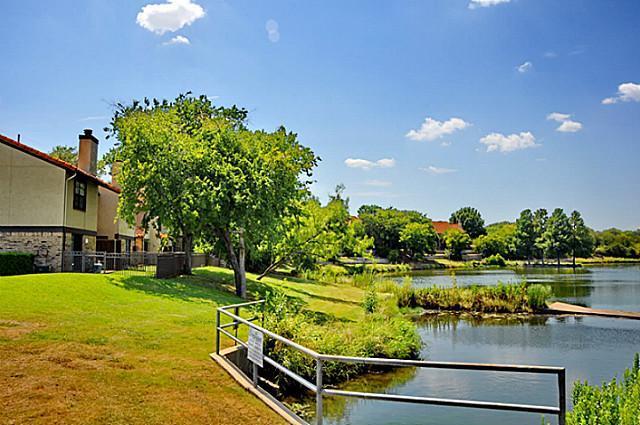 Foto del edificio - 2610 Lakehill Ln