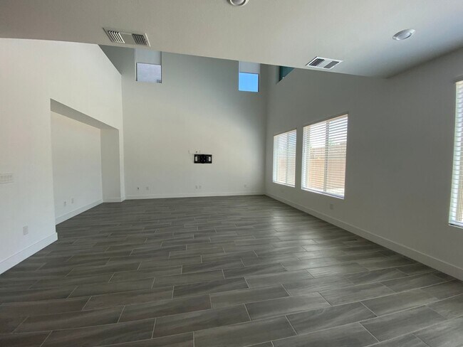 Foto del edificio - 5 Bed Home with Loft, Solar & 3-Car Tandem Garage | 3,122 Sq Ft