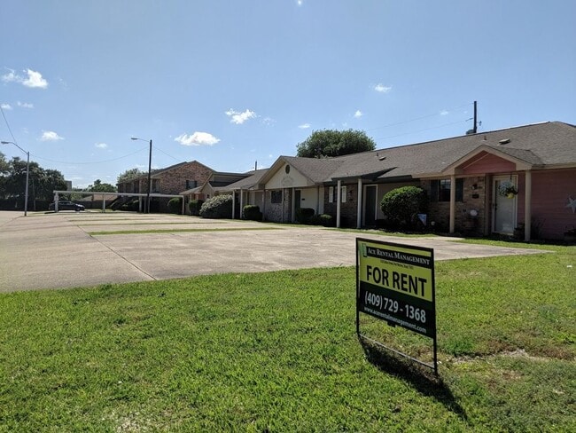Building Photo - 1/1 in Groves PNGISD Garden Home