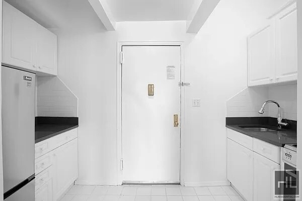 Building Photo - W 72nd St