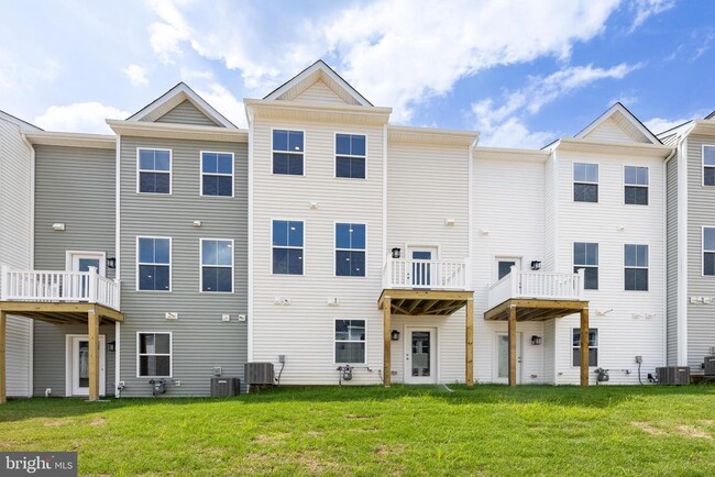 Building Photo - 245 Talucci Dr