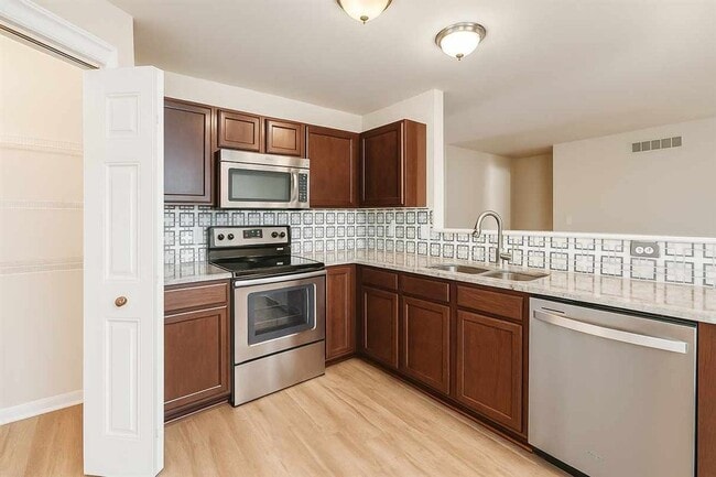 Building Photo - 8118 Cypress Cir