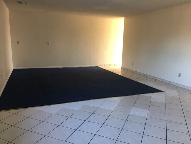 Building Photo - 320 S. F St. - 2 BEDROOM 1 BATH - UPSTAIRS...