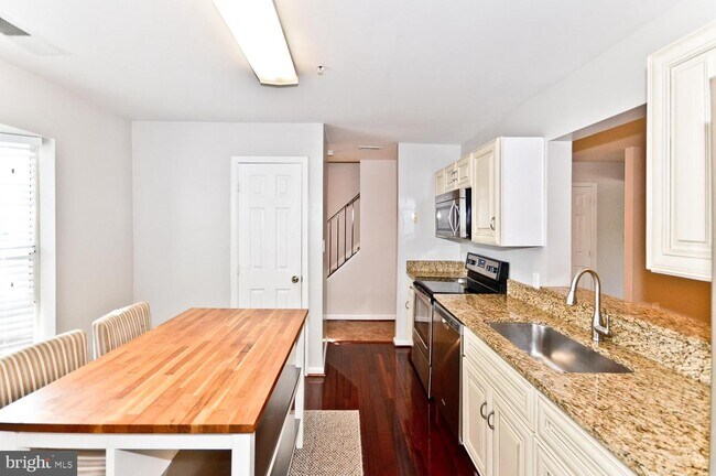 Building Photo - 4472 Blue Heron Way