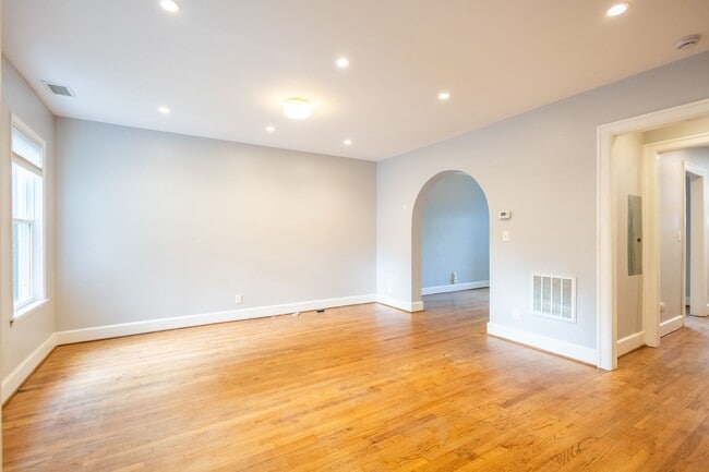 Building Photo - Stunning 3 BR/2 BA Apartment in Petworth!