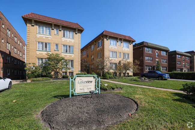 Building Photo - Lakeview