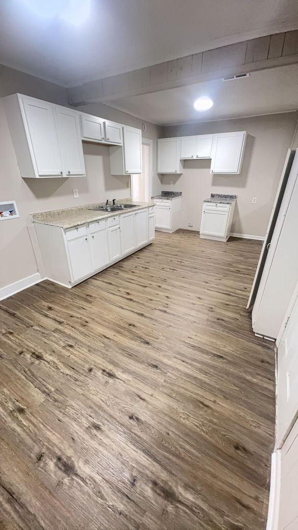 Building Photo - Charming 3 bedroom 2 bath home - Open To S...