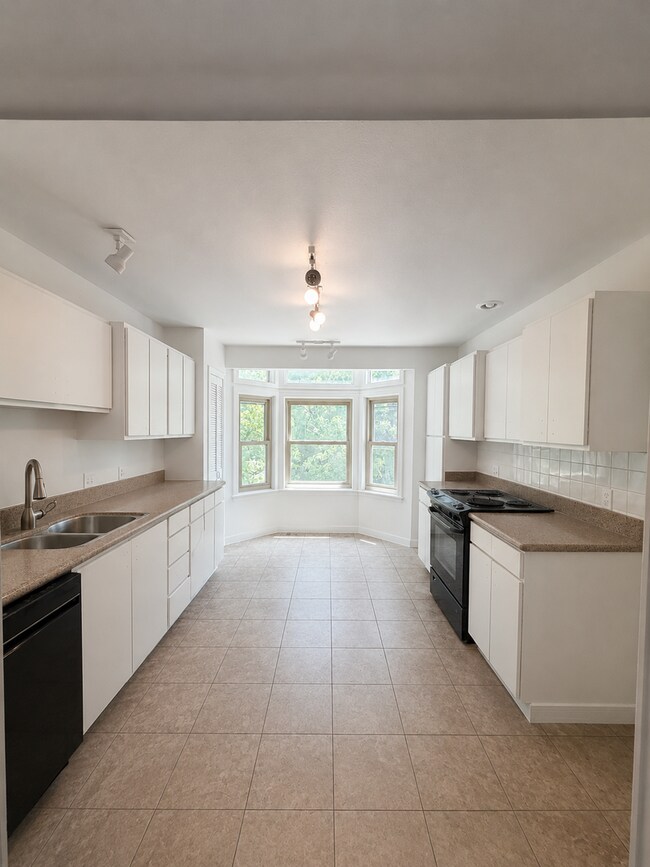 Foto del edificio - Unique Riverside Townhome