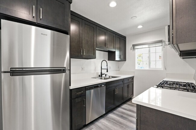 Photo - 900 W College St Apartment