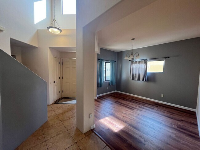 Foto del edificio - Large 4 bedroom home