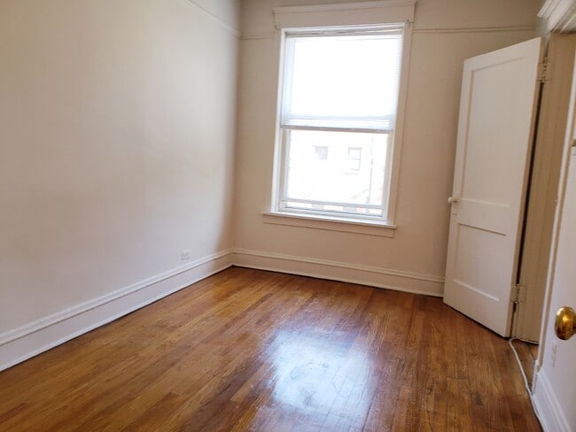 Bedroom - 3510 Broadway N