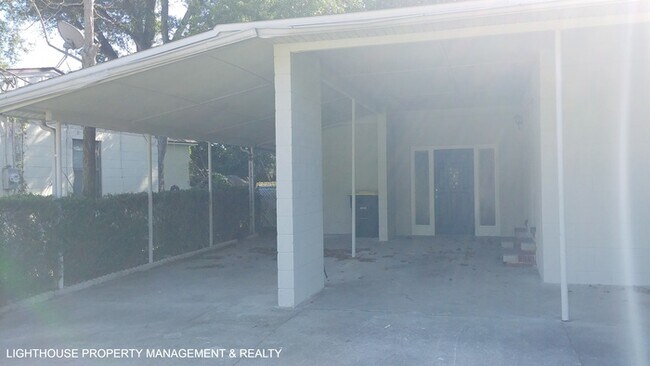 Foto del edificio - Large 4 Bed/2 Bath House with Carport & Fe...