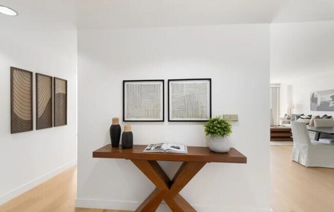Foto del edificio - 2-Bedroom, 2-Bathroom Home in Prime Long B...
