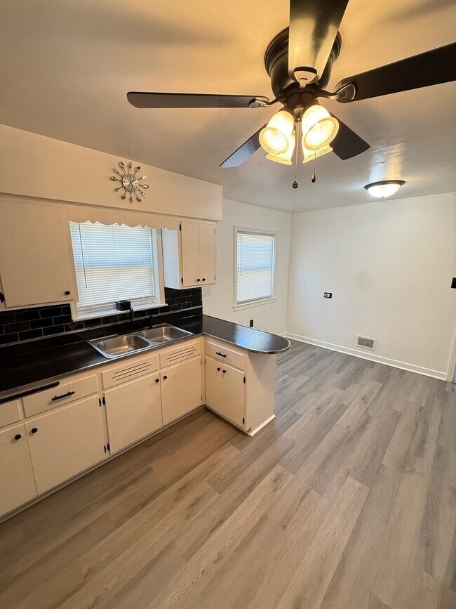 Foto del edificio - 8542 S Winchester Ave