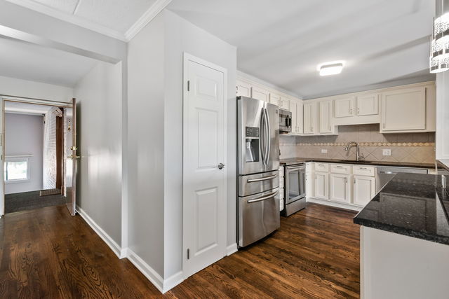 Primary Photo - 3219 W Parkway Dr