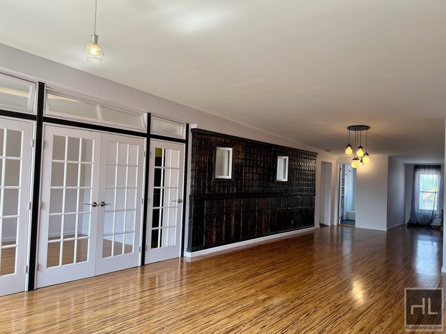 Building Photo - 1500sft Top Floor 2BR 1BA Industrial Chic ...