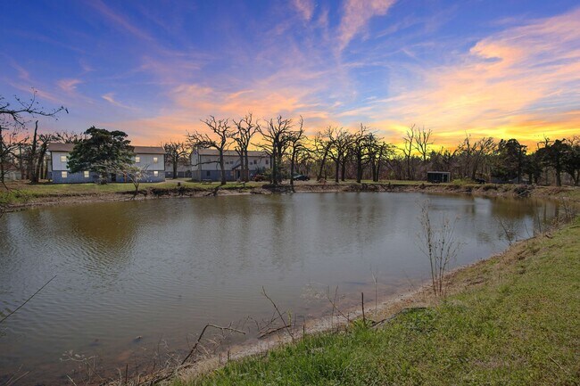 Building Photo - Pine Lake #16