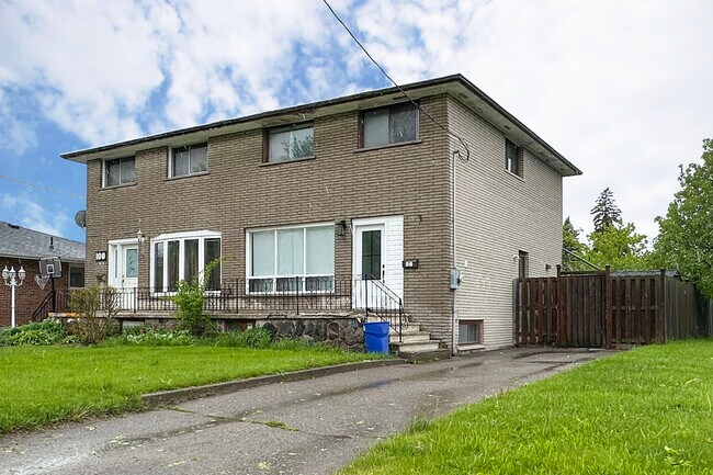 Photo du bâtiment - Fully Renovated 3-Bedroom Home for Rent in...